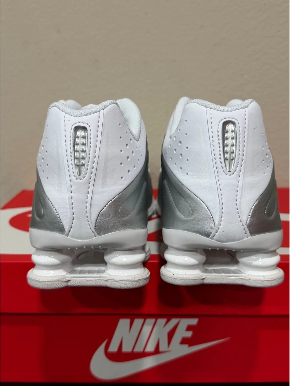 Size 6Y/7.5 Women - Nike Shox R4 GS “White Metallic Silver” 2025 - Picture 5 of 6